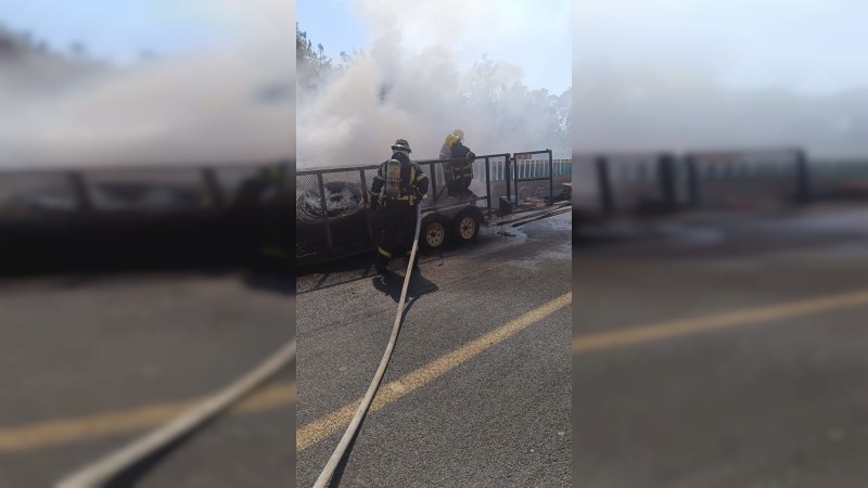 Arde camioneta, en la autopista Siglo 21  