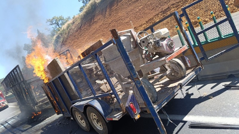 Arde camioneta, en la autopista Siglo 21  