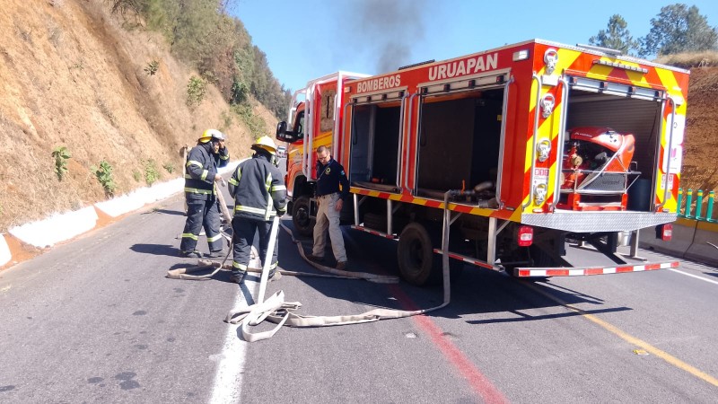 Arde camioneta, en la autopista Siglo 21  