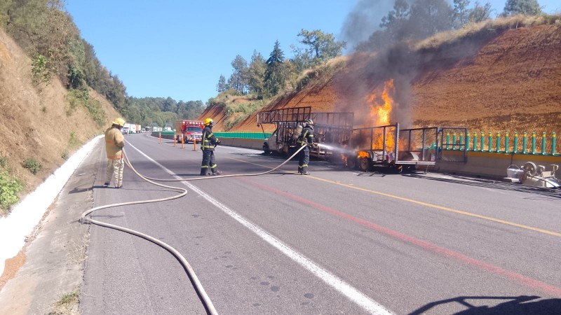 Arde camioneta, en la autopista Siglo 21  