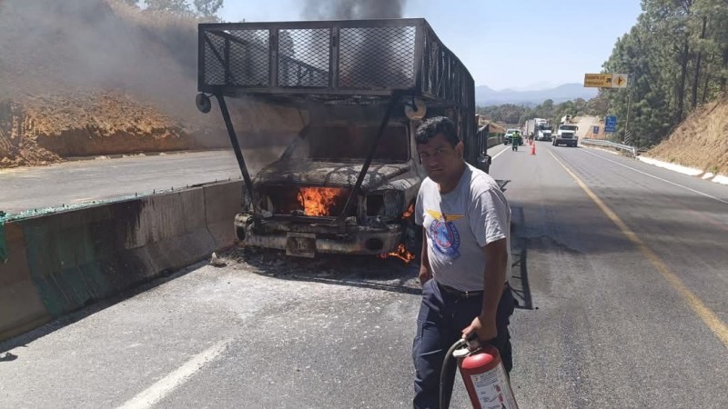 Arde camioneta, en la autopista Siglo 21  