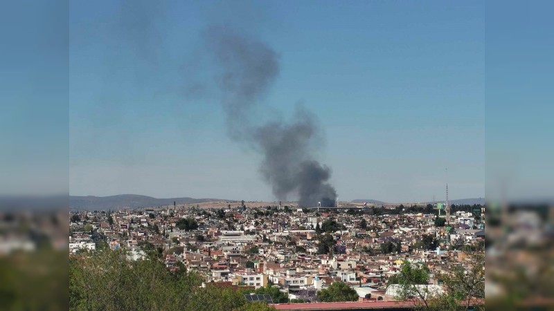 Arde deshuesadero  al norte de Morelia