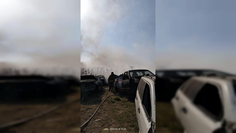 Acabó con 12 autos, incendio en yonke de Morelia  