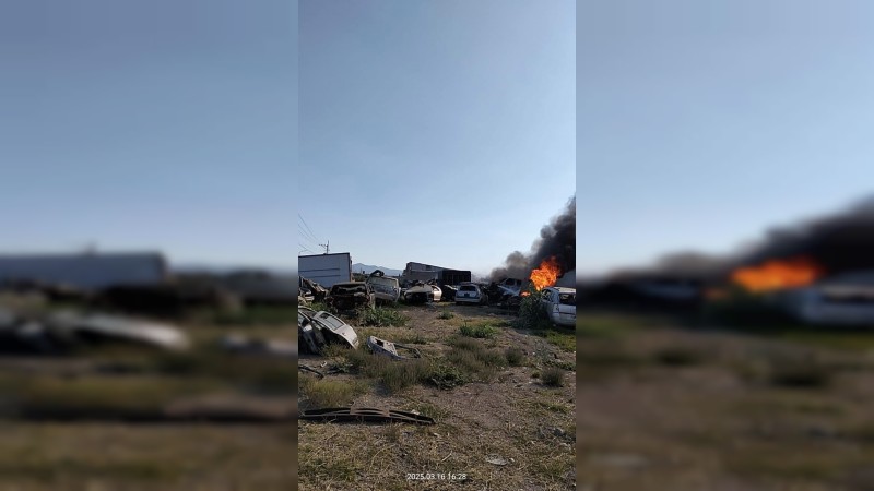 Acabó con 12 autos, incendio en yonke de Morelia  