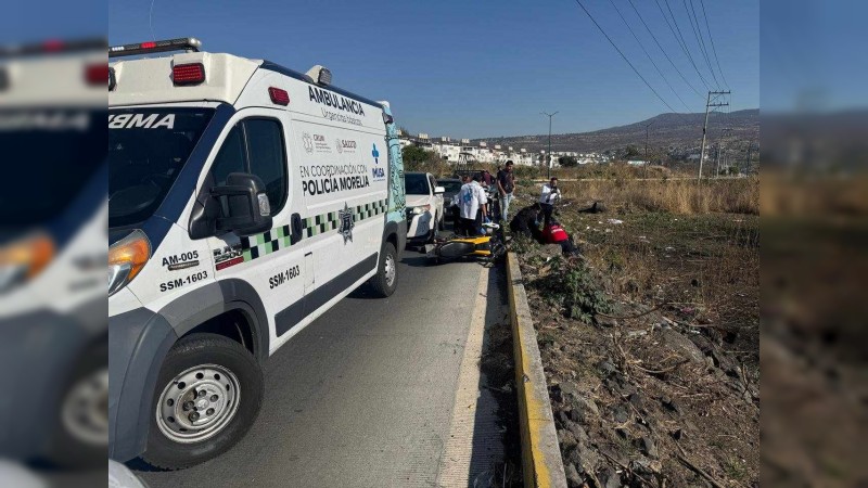 Camioneta embiste a motociclista, en Morelia 