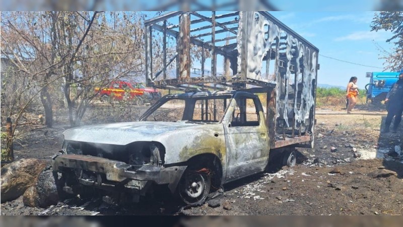 Apatzingán: comando roba camioneta, asalta a los tripulantes y después incendia unidad 