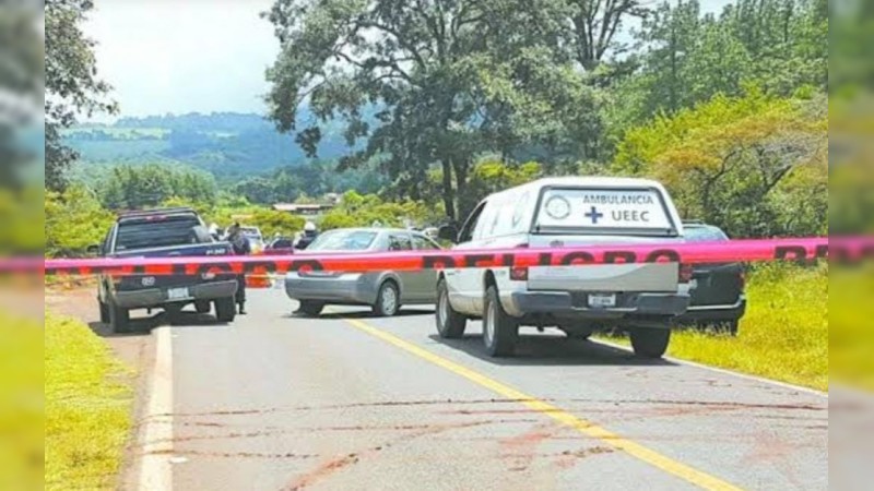 Destrozan a tiros a 2 hombres, en Tangamandapio 