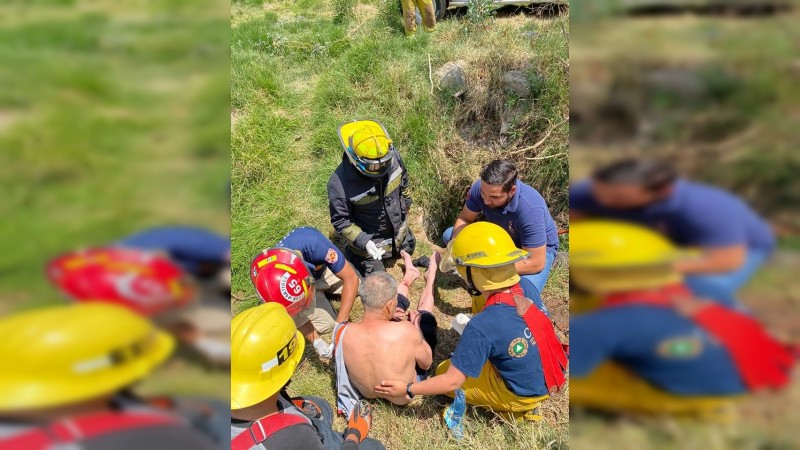 Bomberos rescatan a hombre que cayó a un pozo, en Zacapu 