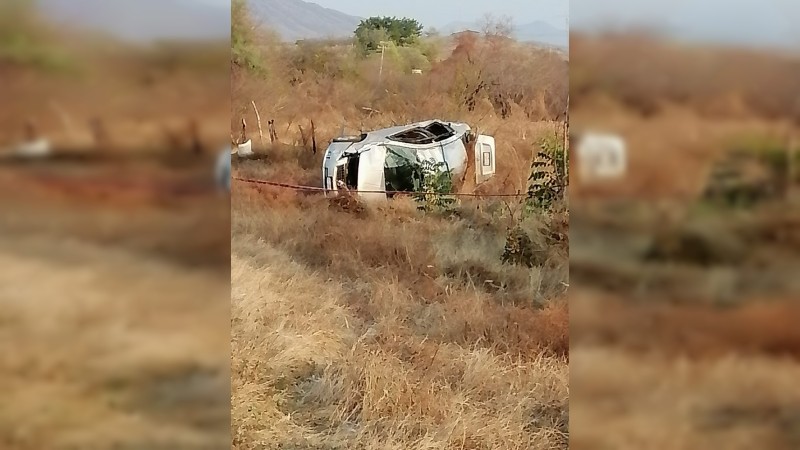 Volcadura en Huetamo  deja 3 muertos y un herido 