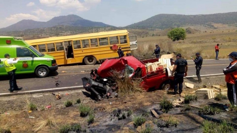 Chocan autobús con jornaleros y camioneta, en Paracho; hay 4 heridos  