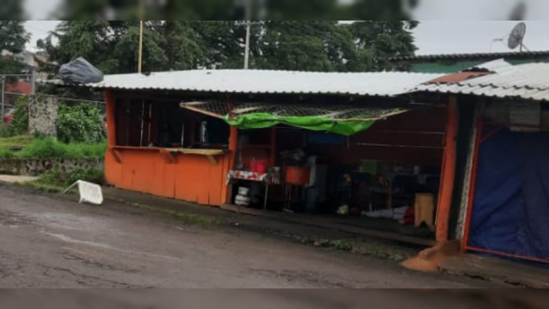 Ejecutan a mujer, dentro de puesto de comida, en Ario de Rosales  