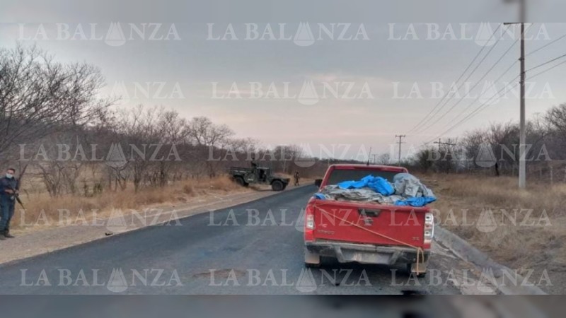 Encuentran al menos 13 cadáveres, en la batea de una camioneta, en Huetamo  