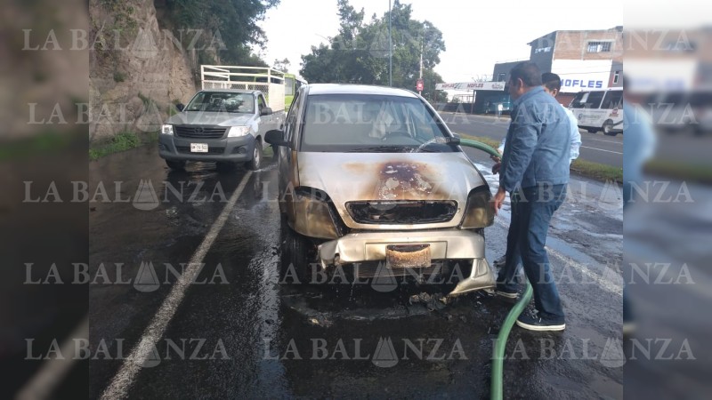 Se incendia auto frente a Casa