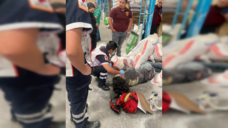 Sepultan bultos de harina a cargador de la Central de Abastos, en Morelia