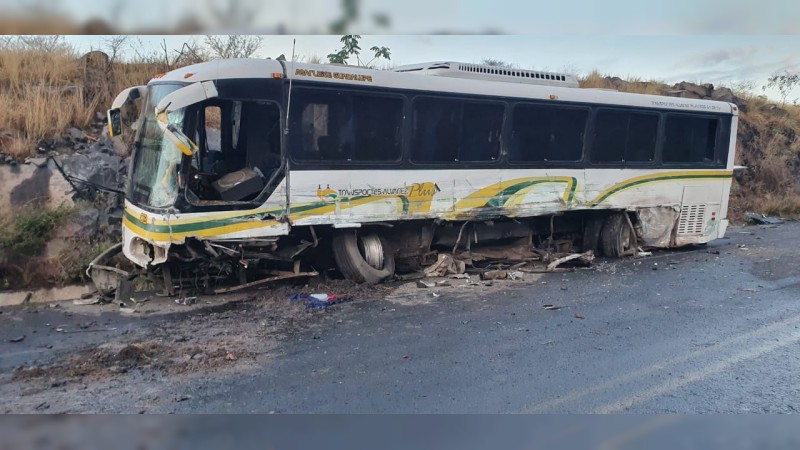 Choque entre autobús y tráiler deja cuantiosas pérdidas materiales, en La Piedad 