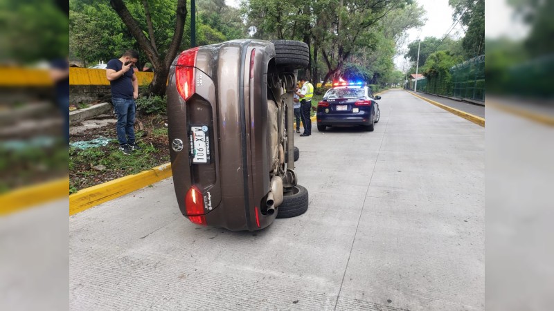 Vuelca Jetta en Camelinas, quedó herido el conductor