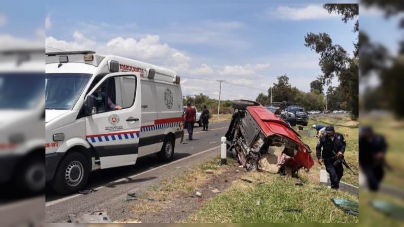 Tres muertos y 3 heridos, saldo de choque frontal, en Indaparapeo