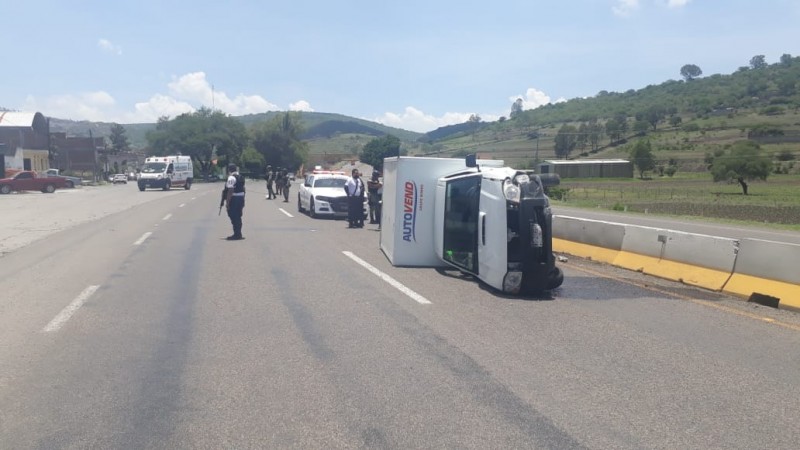 Vuelca camioneta de Bimbo, en la Morelia-Salamanca 