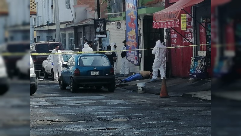 Sicario vestido de negro ejecuta a hombre, cuando salía de su casa, en Morelia 