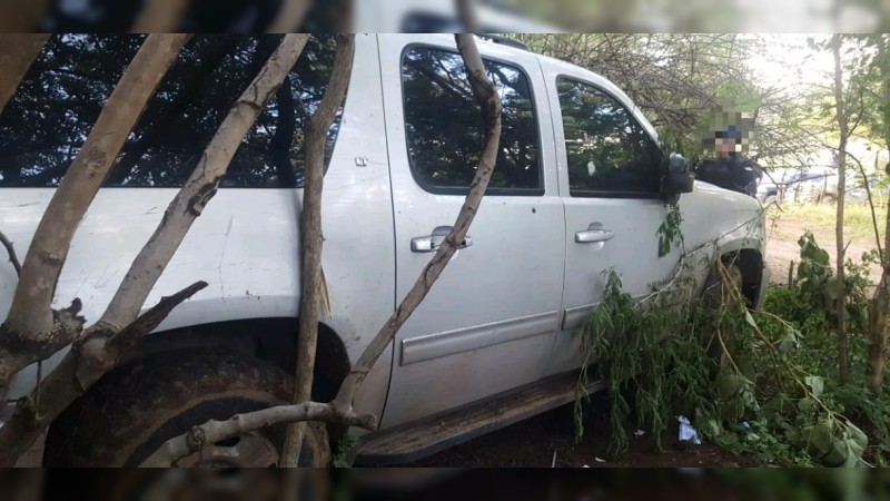 Policías y militares incautan auto blindado y armamento, en Aguililla  