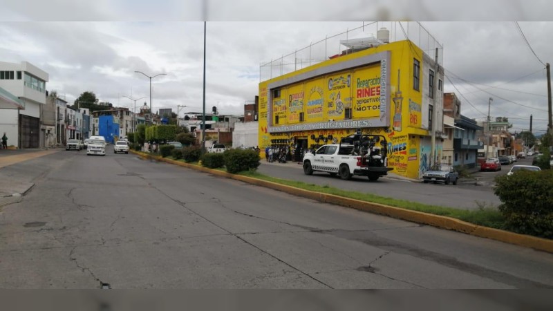 Le dejan corona de flores afuera de su negocio, en Morelia; acción moviliza a policías 