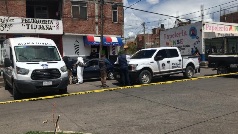 Ejecutan a un joven dentro de una peluquería, en Morelia 