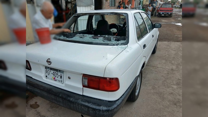 Tirotean automóvil estacionado, en calles de Zamora 