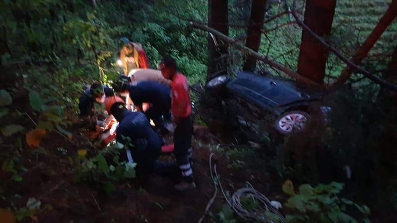 Auto cae a barranco, en Zitácuaro; hay 2 heridos 