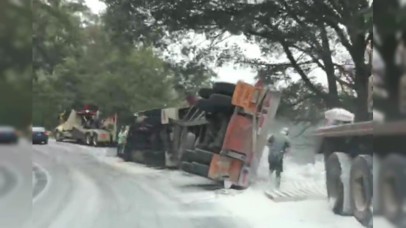 Vuelca camión, en Uruapan; 3 heridos 