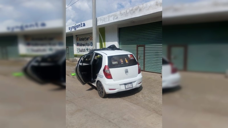 Dejan cuerpo decapitado dentro de un taxi, en Zitácuaro 