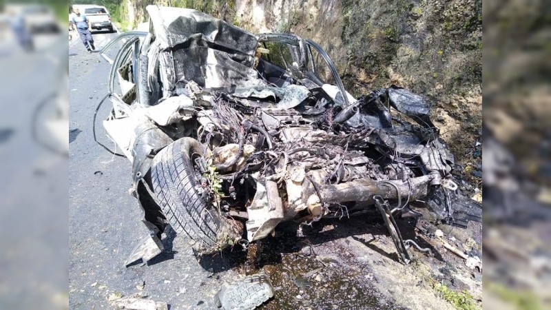 Muere mujer, tras chocar su auto contra un camión, en Zinapécuaro 