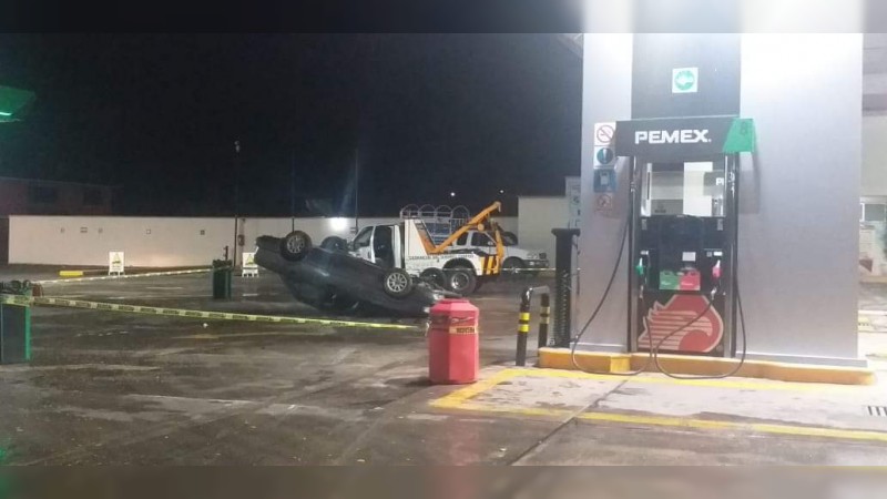 Vuelca auto en gasolinera de Tuxpan 