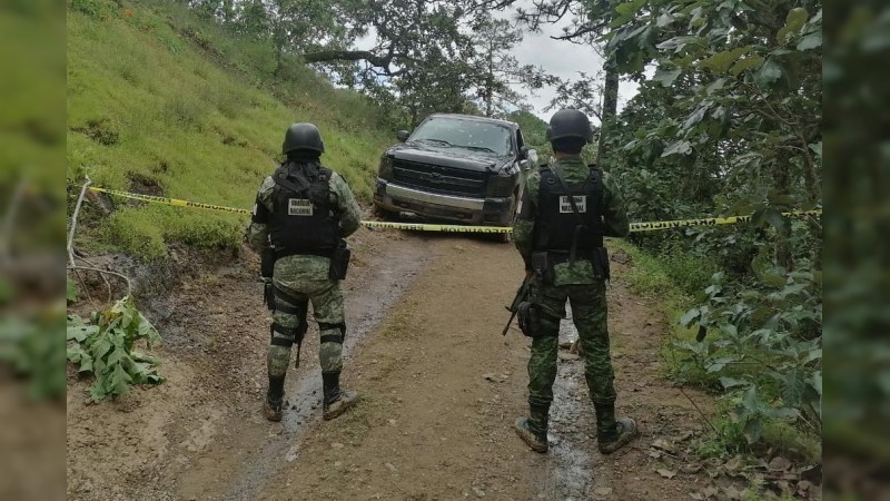 Abandonan cadáver y camionetas baleadas, tras supuesto enfrentamiento, en Cotija