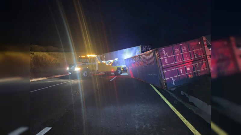 Conductor de camión se queda dormido y vuelca su unidad, en la de Occidente 