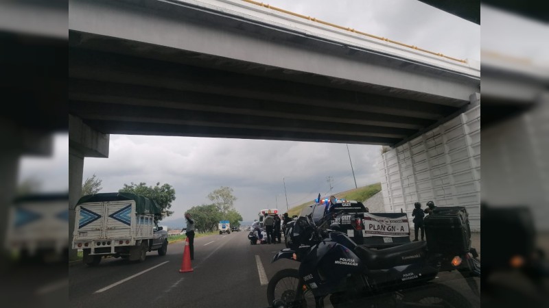 Hombre se arroja de puente a desnivel, en Morelia 