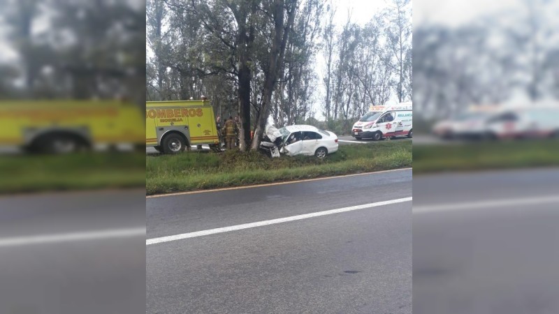 Se tiñe de rojo la Noche de Muertos en Michoacán; mueren 4 en accidente 