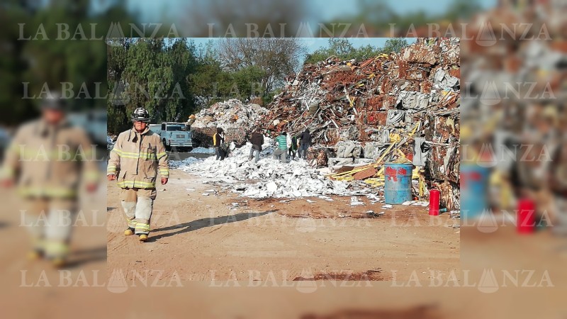 Controlan incendio de bodega de cartón y papel, en Tarímbaro