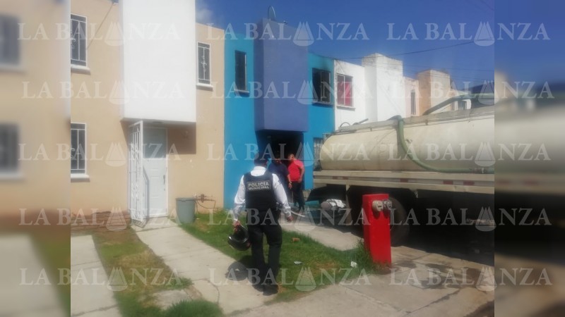 Veladora provoca incendio dentro de una vivienda, en Morelia 