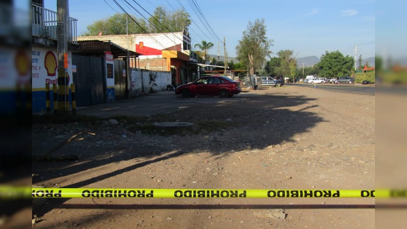 Encuentran cadáver dentro de auto, en Jacona 