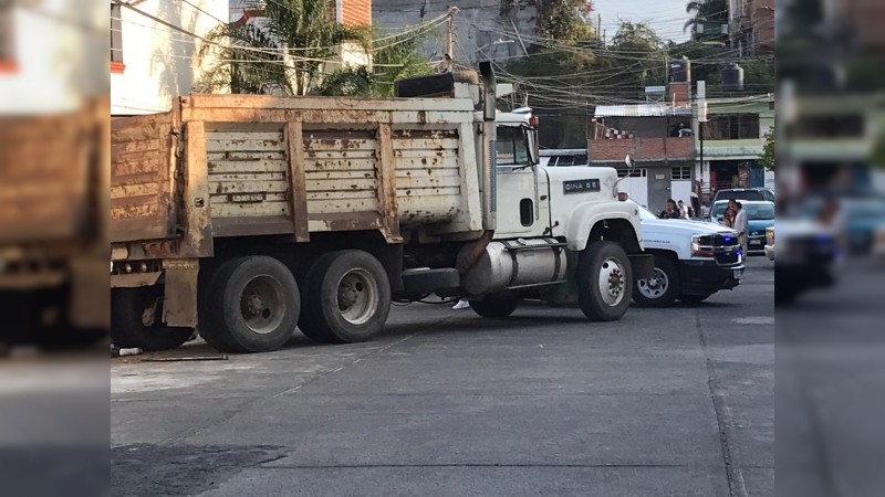 Muere trabajador tras ser golpeado por la tapa de un camión de volteo, en Morelia 