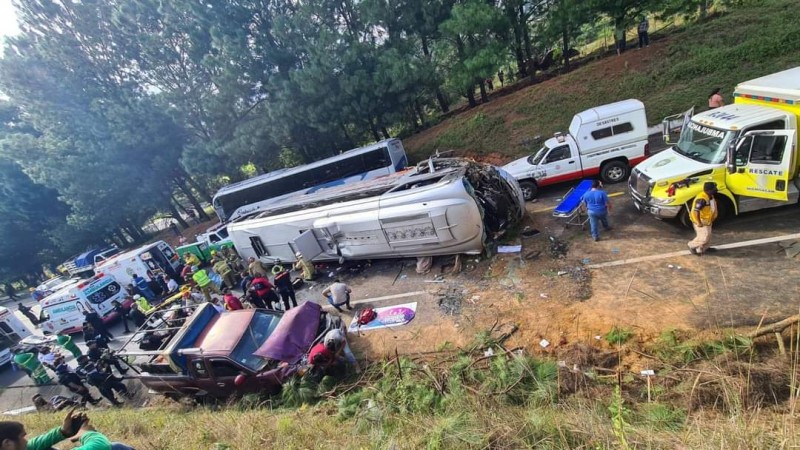 Una Persona Muerta Y 19 Lesionadas, Saldo De Choque De Camiones En Al ...