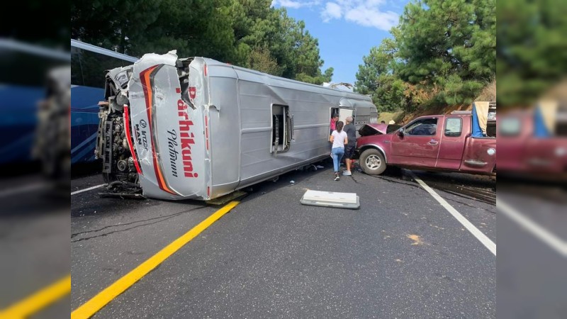 Dos choques en la “autopista de la muerte” dejan 2 fallecidos y 19 heridos  