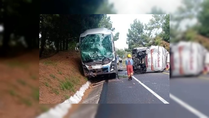 Dos choques en la “autopista de la muerte” dejan 2 fallecidos y 19 heridos  