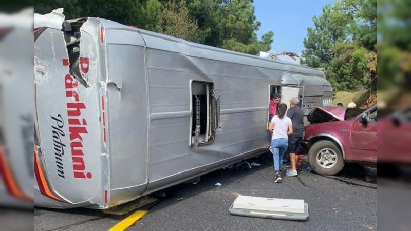 Dos choques en la “autopista de la muerte” dejan 2 fallecidos y 19 heridos  