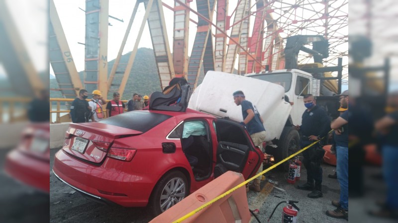 Dos choques en la “autopista de la muerte” dejan 2 fallecidos y 19 heridos  