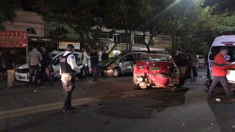 Carambola de 5 autos deja 2 heridos, en Morelia  