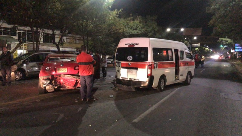 Carambola de 5 autos deja 2 heridos, en Morelia  