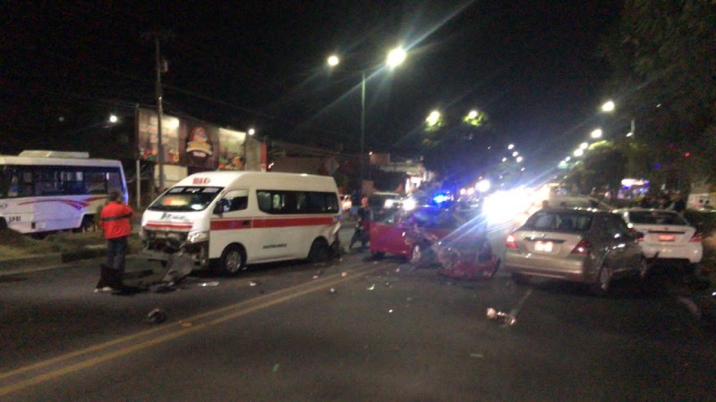 Carambola de 5 autos deja 2 heridos, en Morelia  