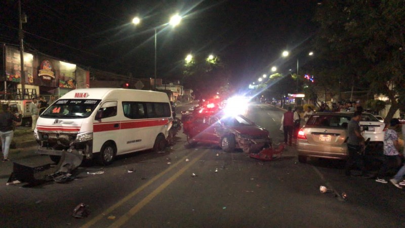 Carambola de 5 autos deja 2 heridos, en Morelia  