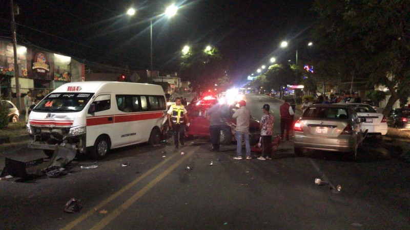 Carambola de 5 autos deja 2 heridos, en Morelia  